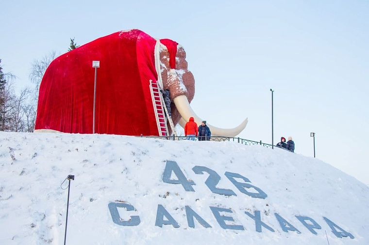 Мамонта в Салехарде нарядили Дедом Морозом