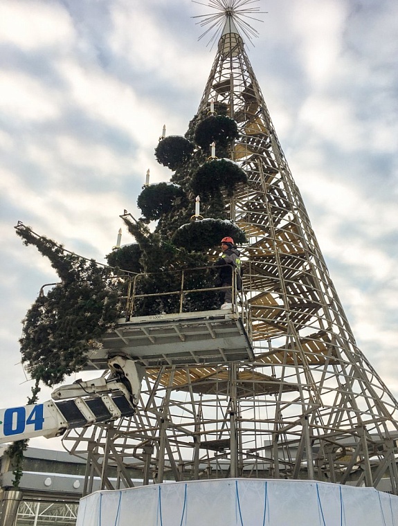 Праздник прошел: в Тюмени разбирают новогодние елки