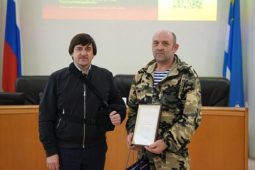 Максим Афанасьев вручил благодарность тюменцу за спасение человека во время пожара на Братской