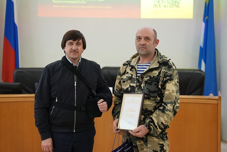 Максим Афанасьев вручил благодарность тюменцу за спасение человека во время пожара на Братской