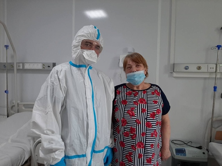 В Новом Уренгое выписана пациентка, которая из-за COVID-19 почти два месяца провела в стационаре