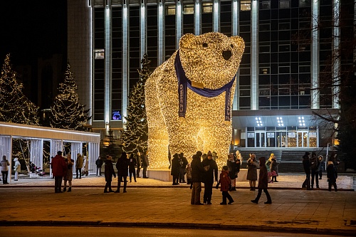 В Тюмени у белых медведей появился папа. Его поставили у городской администрации