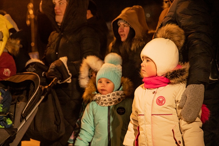В Тюмени у белых медведей появился папа. Его поставили у городской администрации