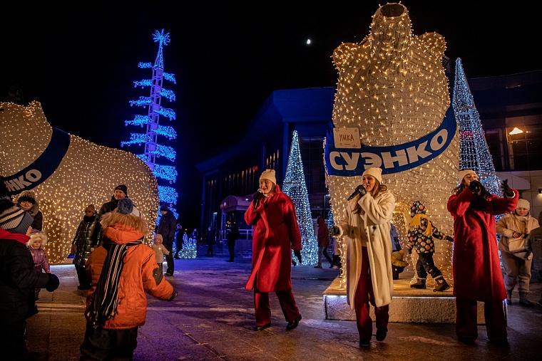 В Тюмени у белых медведей появился папа. Его поставили у городской администрации