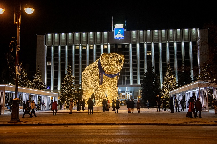 В Тюмени у белых медведей появился папа. Его поставили у городской администрации