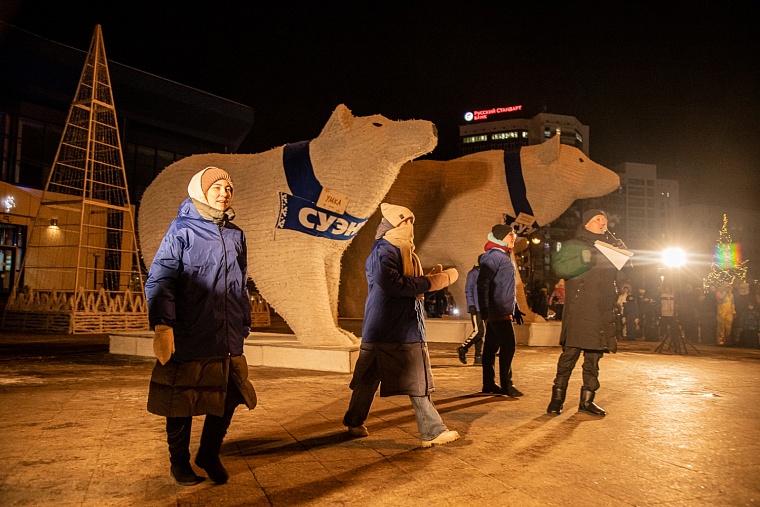 В Тюмени у белых медведей появился папа. Его поставили у городской администрации