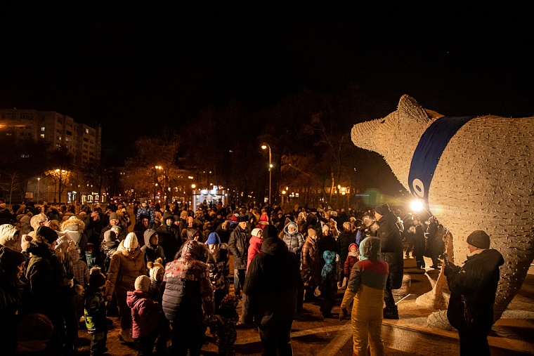 В Тюмени у белых медведей появился папа. Его поставили у городской администрации