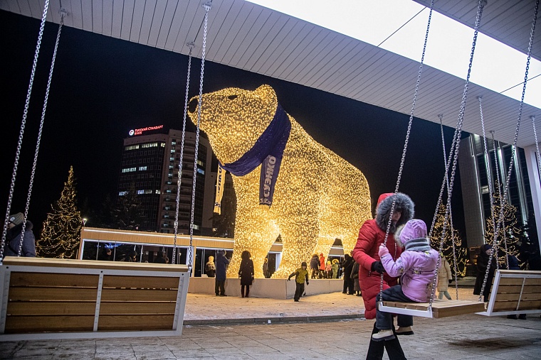 В Тюмени у белых медведей появился папа. Его поставили у городской администрации