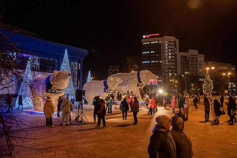 В Тюмени у белых медведей появился папа. Его поставили у городской администрации