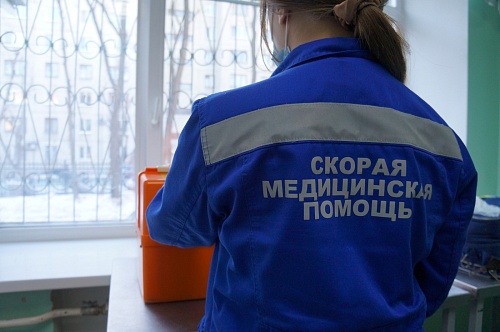 В Тюмени случайные прохожие помогли человеку без сознания