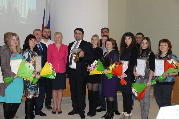 Строительная компания предоставила тюменским подросткам 305 рабочих мест