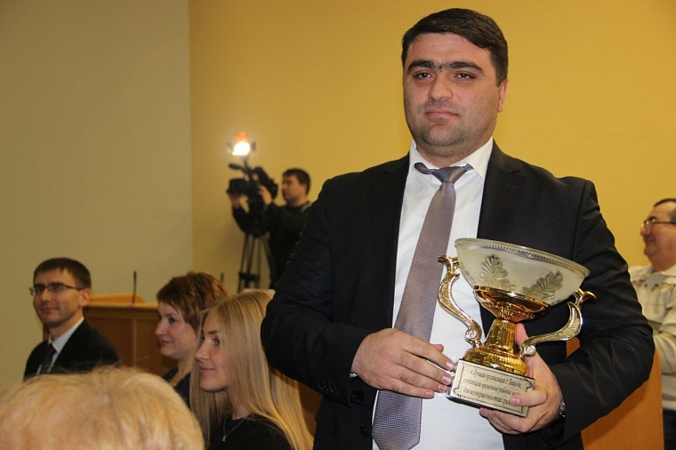 Строительная компания предоставила тюменским подросткам 305 рабочих мест