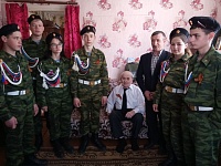 Викуловскому ветерану передали подарки и поздравление губернатора с наступающим Днем Победы