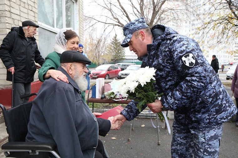 Тюменскому ветерану войны Михаилу Костюрину исполнилось 100 лет