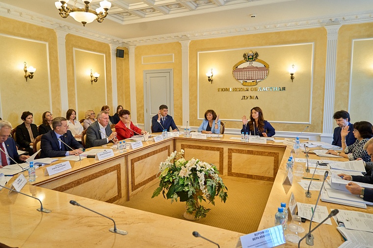 В Тюменской области хотят ввести дополнительные меры поддержки детей-сирот