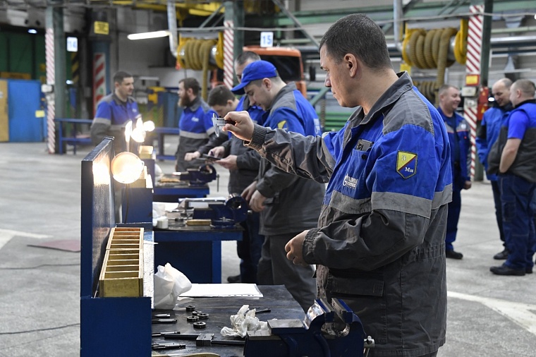 В конкурсе слесарей по ремонту автомобилей соревновались как опытные работники, так и молодые специалисты, только начинающие свой профессиональный путь