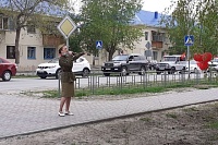 Курсанты ТВВИКУ и юнармейцы поздравили с Днем Победы ветерана в Боровском