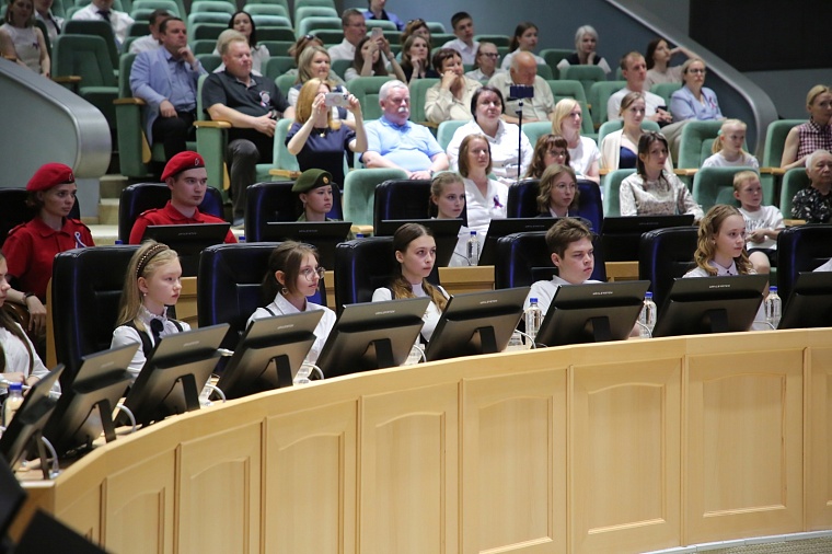 Юные тюменцы получили первые паспорта в администрации города в День России