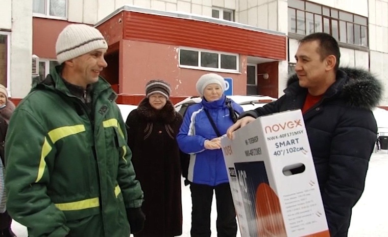 Тоболяки скинулись на подарок дворнику