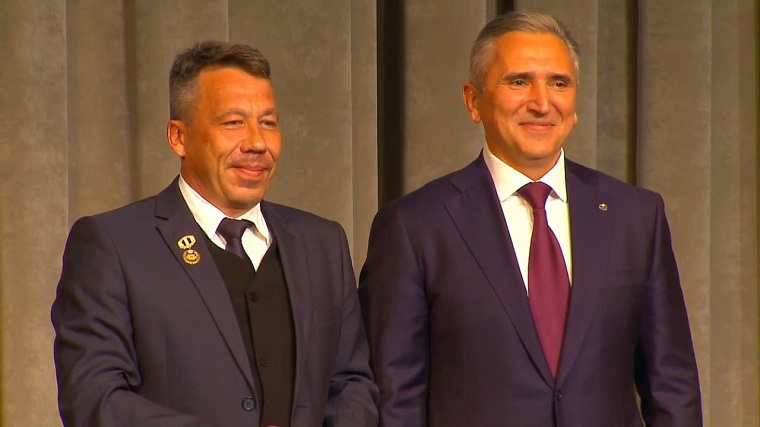 Александр Моор наградил почетных работников Тюменской области