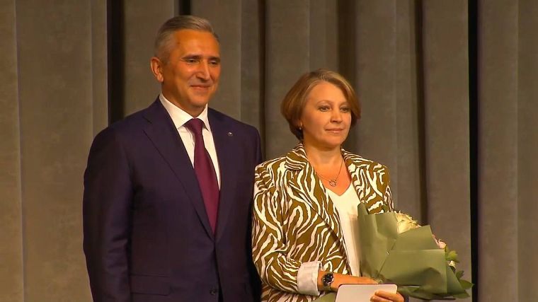 Александр Моор наградил почетных работников Тюменской области