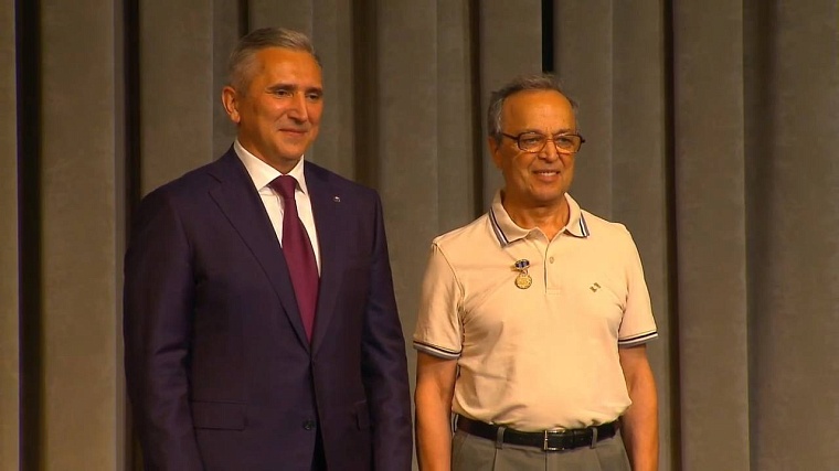 Александр Моор наградил почетных работников Тюменской области