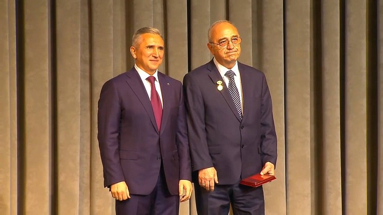 Александр Моор наградил почетных работников Тюменской области