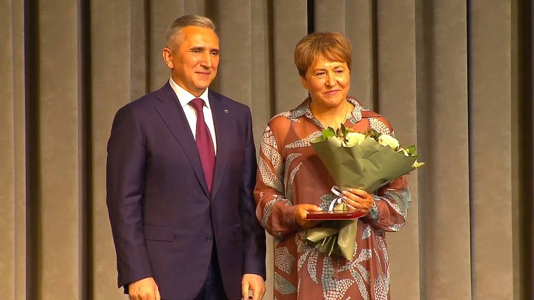 Александр Моор наградил почетных работников Тюменской области