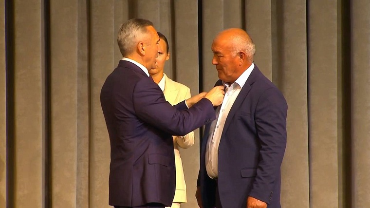 Александр Моор наградил почетных работников Тюменской области