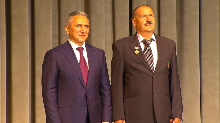 Александр Моор наградил почетных работников Тюменской области