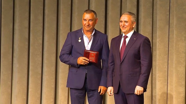 Александр Моор наградил почетных работников Тюменской области