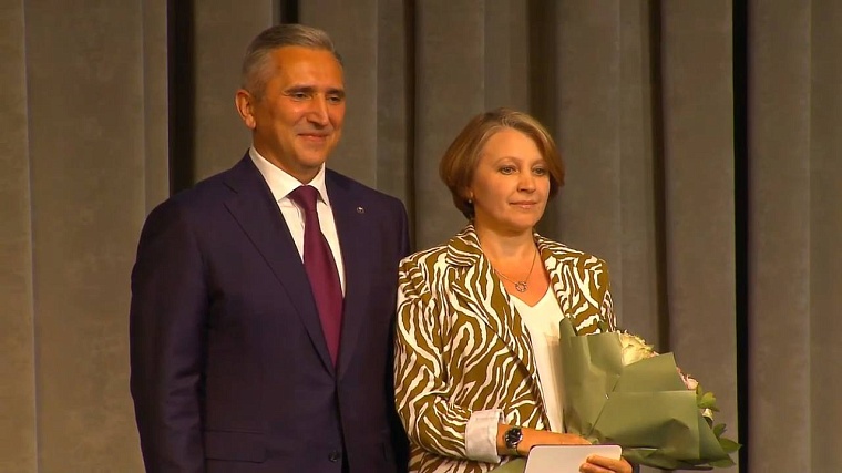 Александр Моор наградил почетных работников Тюменской области