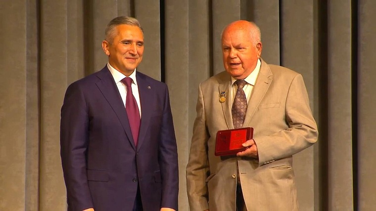 Александр Моор наградил почетных работников Тюменской области