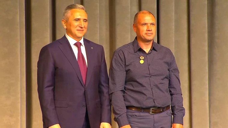 Александр Моор наградил почетных работников Тюменской области