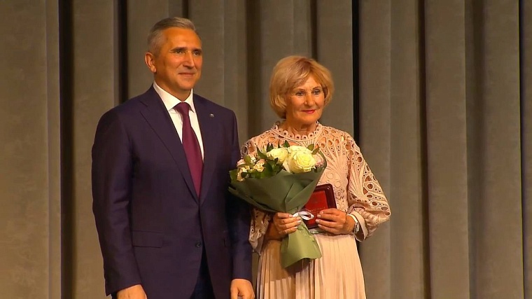 Александр Моор наградил почетных работников Тюменской области