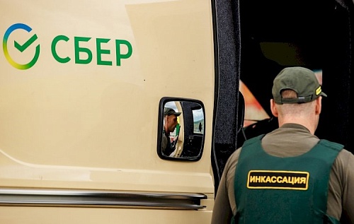 Доставляют деньги на вертолетах и катерах, заменяют кассиров: Сбер рассказал о службе инкассации на Урале