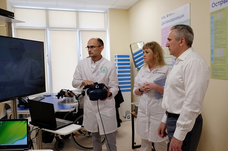 Александр Моор побывал в здании тюменской поликлиники №12 после капитальной реконструкции