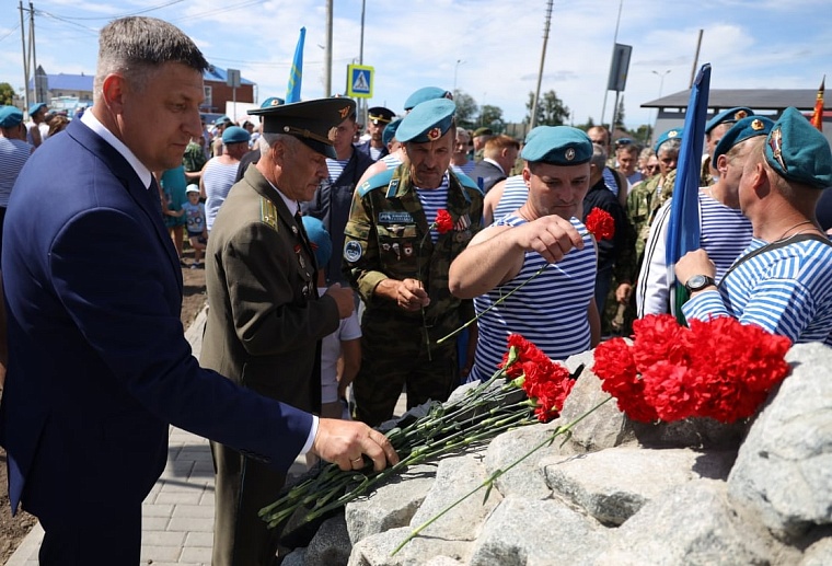 В Ишиме установили стелу в честь ВДВ