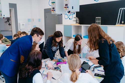 В Тюменской области выросло число 100-балльников: основные итоги 2023 года в образовании