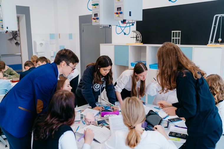 В Тюменской области выросло число 100-балльников: основные итоги 2023 года в образовании