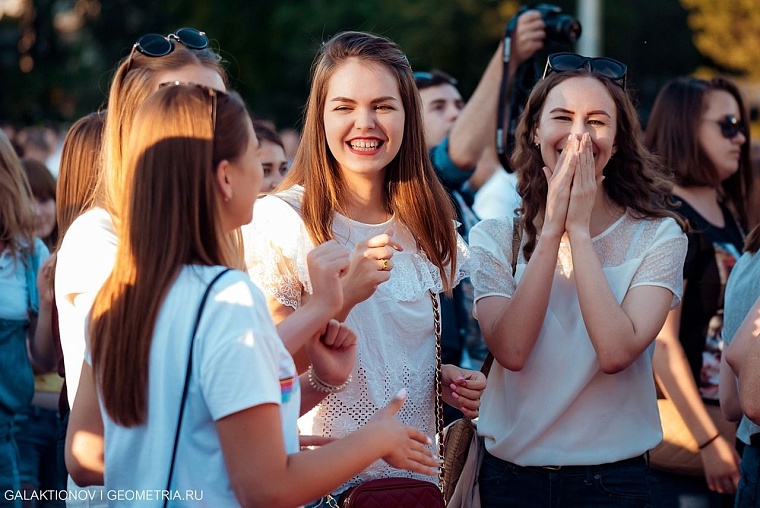 Афиша на уик-энд: День молодежи, йога на природе и гастроли «Театра-Театра»
