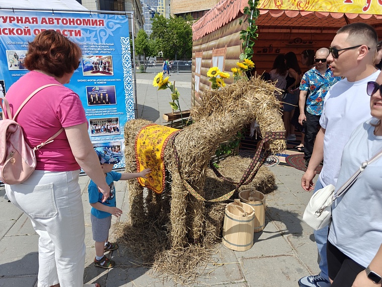 Летаем на дроне и разгадываем калмыцкие головоломки. Как в Тюмени проходит фестиваль «Мост Дружбы»