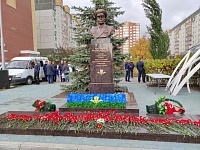 В сквере десантников открыли памятник отцу ВДВ
