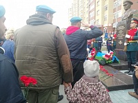 В сквере десантников открыли памятник отцу ВДВ