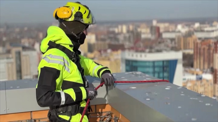 Страх обязательно должен быть: тюменские промышленные альпинисты рассказали о своей работе