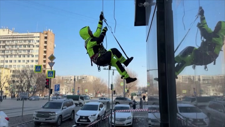 Страх обязательно должен быть: тюменские промышленные альпинисты рассказали о своей работе