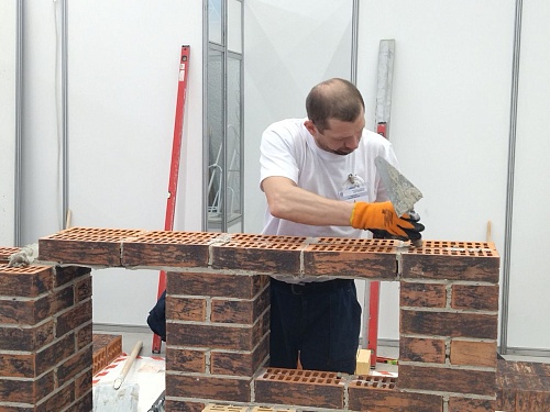За шесть часов 240 кирпичей: в Тюмени выбирают лучшего каменщика