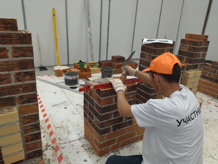 За шесть часов 240 кирпичей: в Тюмени выбирают лучшего каменщика