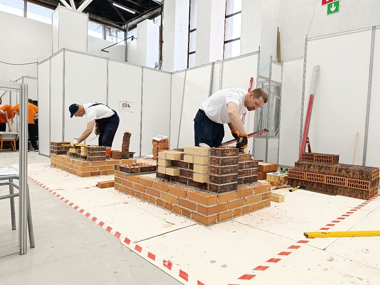 За шесть часов 240 кирпичей: в Тюмени выбирают лучшего каменщика