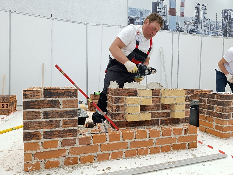 За шесть часов 240 кирпичей: в Тюмени выбирают лучшего каменщика